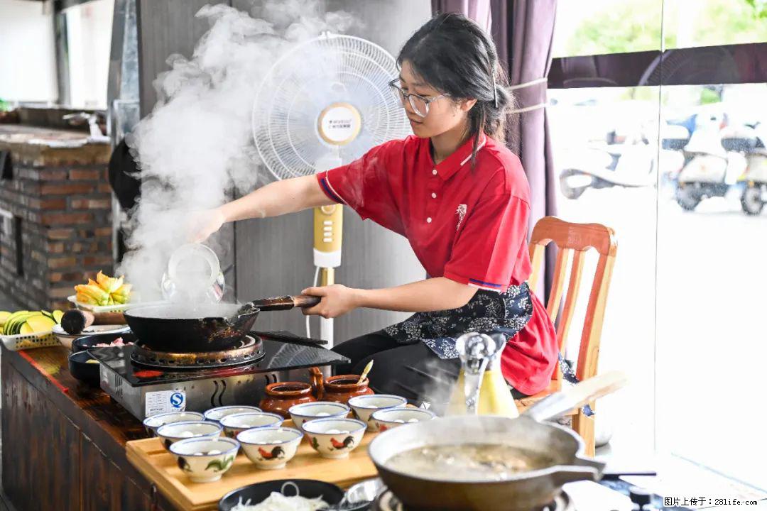 全网追的“扁担女孩”,找了一份暑假工,时薪12元 - 孝感生活资讯 - 孝感28生活网 xiaogan.28life.com